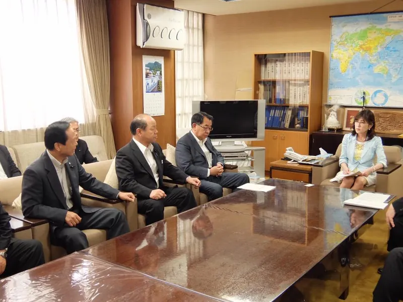 稲田朋美 政調会長に要請の写真 2