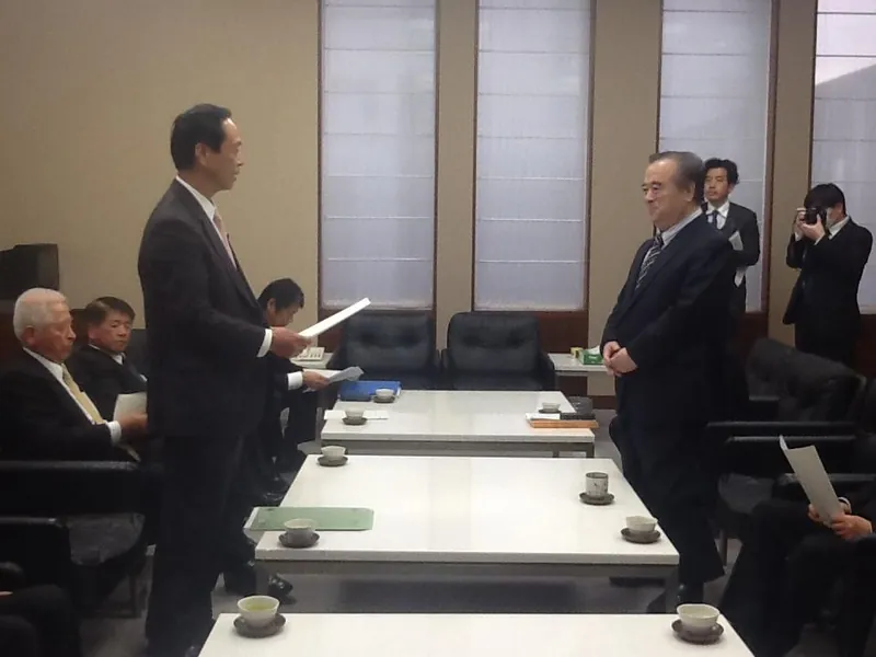 橋本知事に要望書を手渡すの写真 1