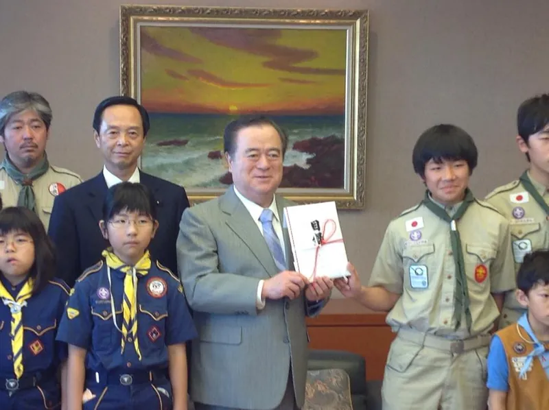 知事に義援金を届けるの写真 3