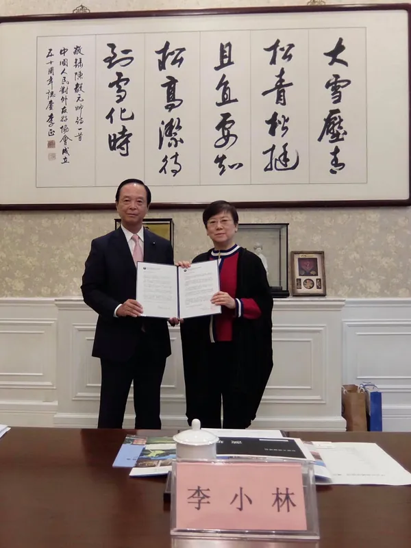 知事の親書を託されるの写真 1