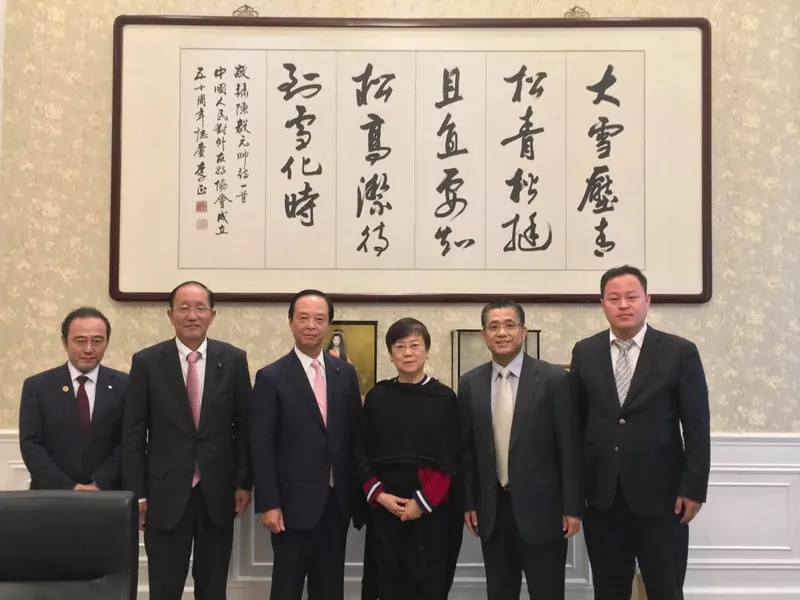 知事の親書を託されるの写真 2