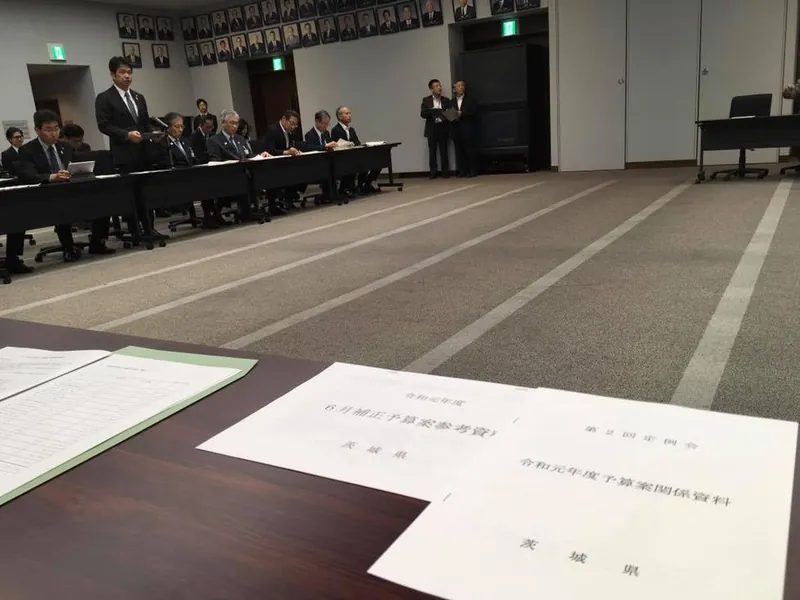 知事から議案の説明を受けるの写真 1