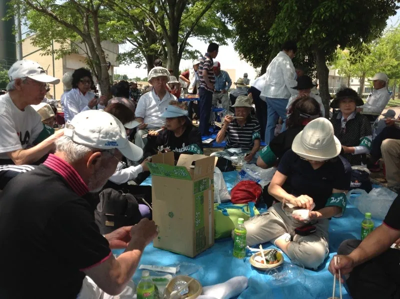 午後の決勝戦を前に皆で昼食