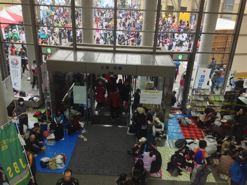市役所の内も外もランナーで一杯です
