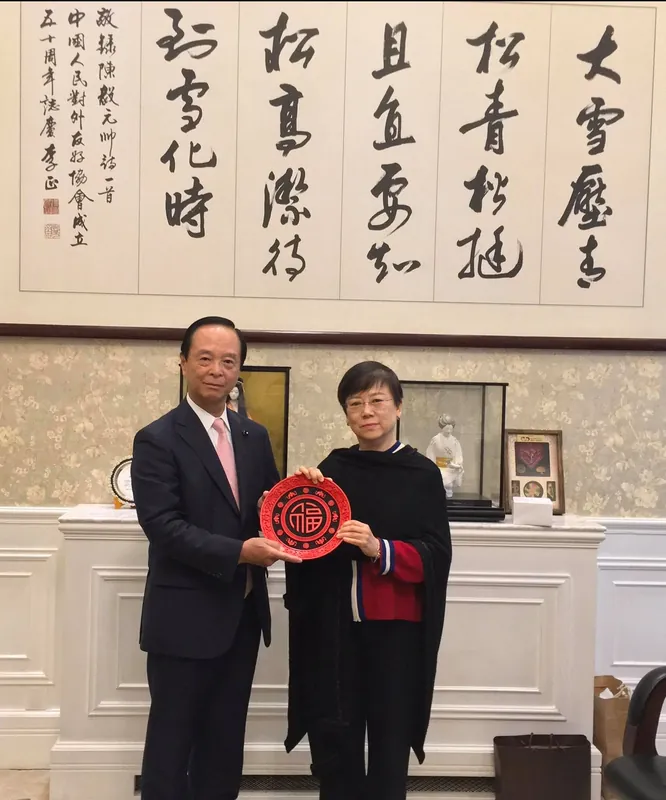 李会長からの記念品の写真 1