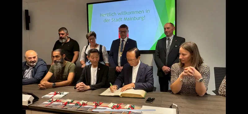 ゲストブックに署名の写真 1