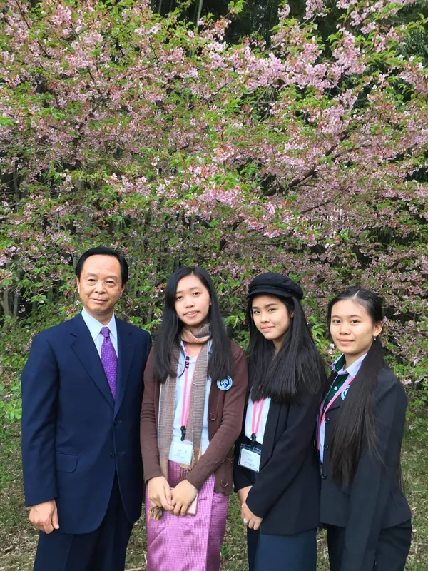 ラオスの学生3名がホームステイの写真 1
