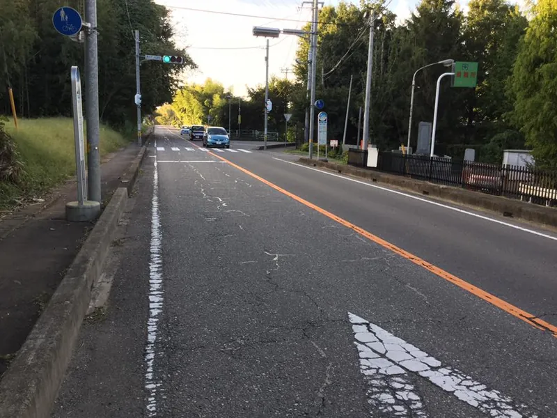 高野小学校前の県道を修理しましたの写真 1