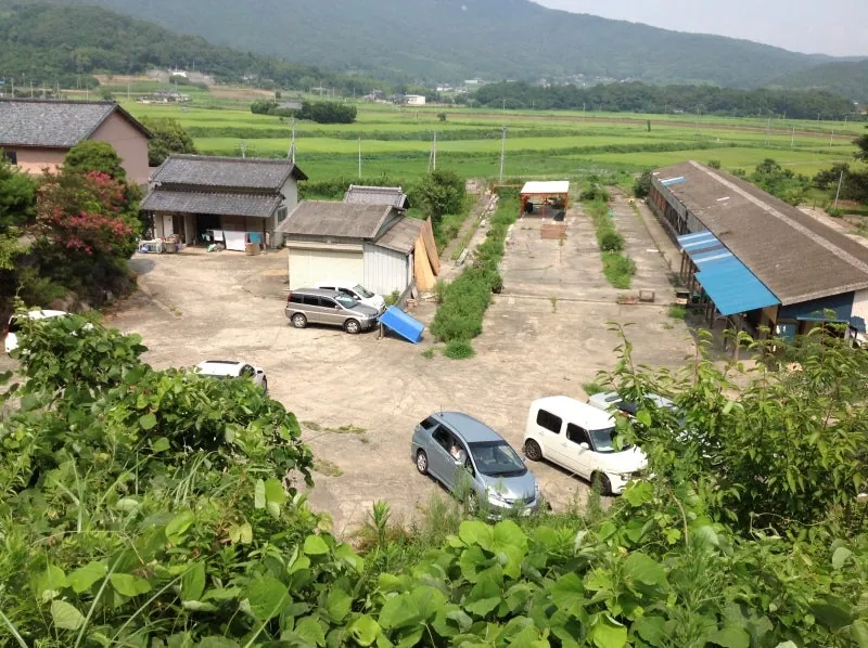 シェルターの全景。建物の全てにゆったりと保護されています。