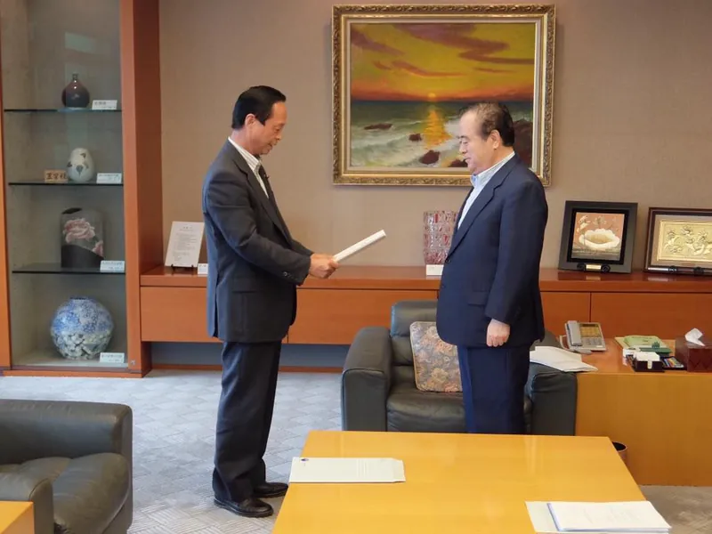 知事に意見書提出の写真 1