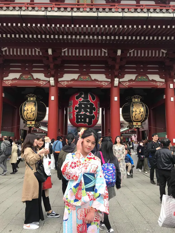 ラオスの学生が憧れの着物の写真 3