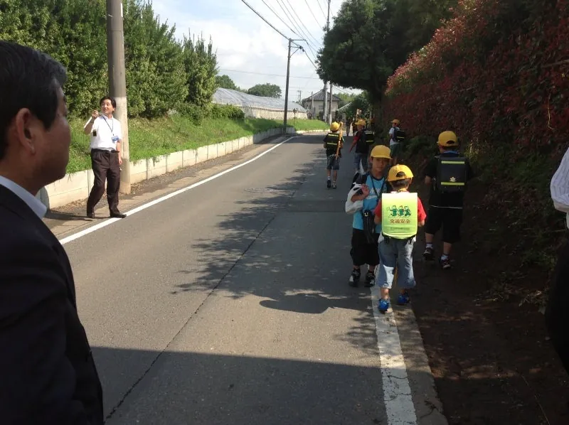 事故があった場所を児童が下校