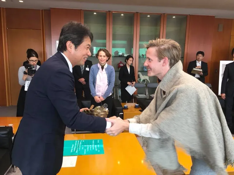 守谷で学ぶアーティスト4人が知事訪問の写真 1