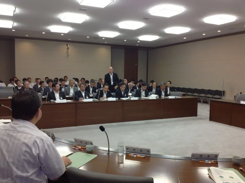 前列右から総務部長、警察本部長、教育長、生活環境部長、土木部長、農林水産部長