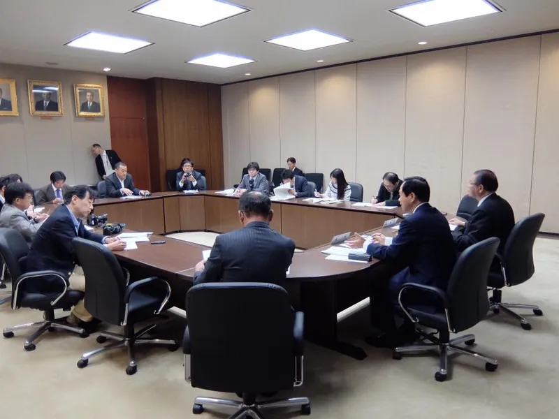正副議長の記者会見の写真 4