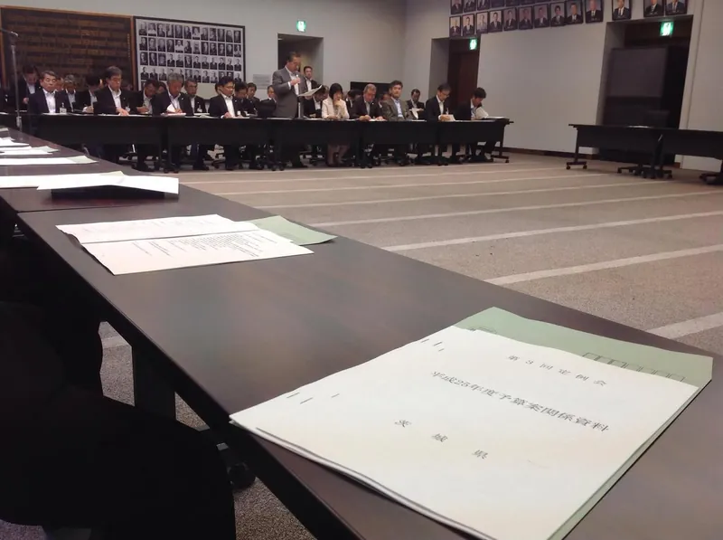 知事から議案の説明を受けるの写真 1