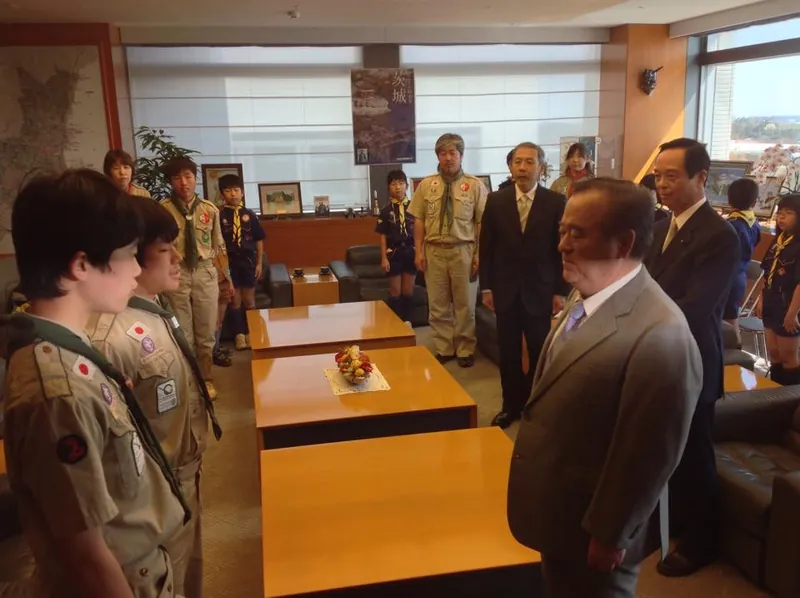 知事に義援金を届けるの写真 2