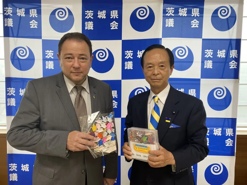 ウクライナ大使に千羽ツルを贈るの写真 1