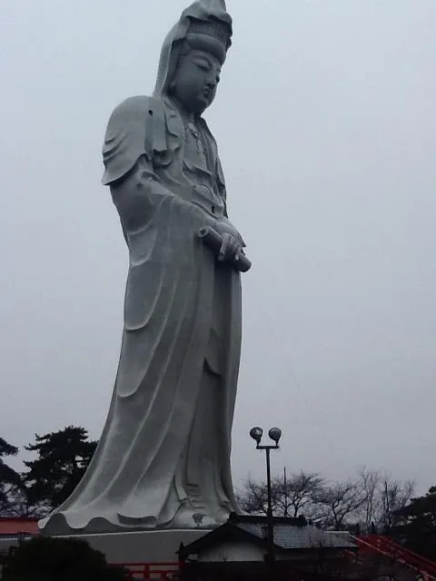 雨の高崎観音様はおだやかな表情でした。