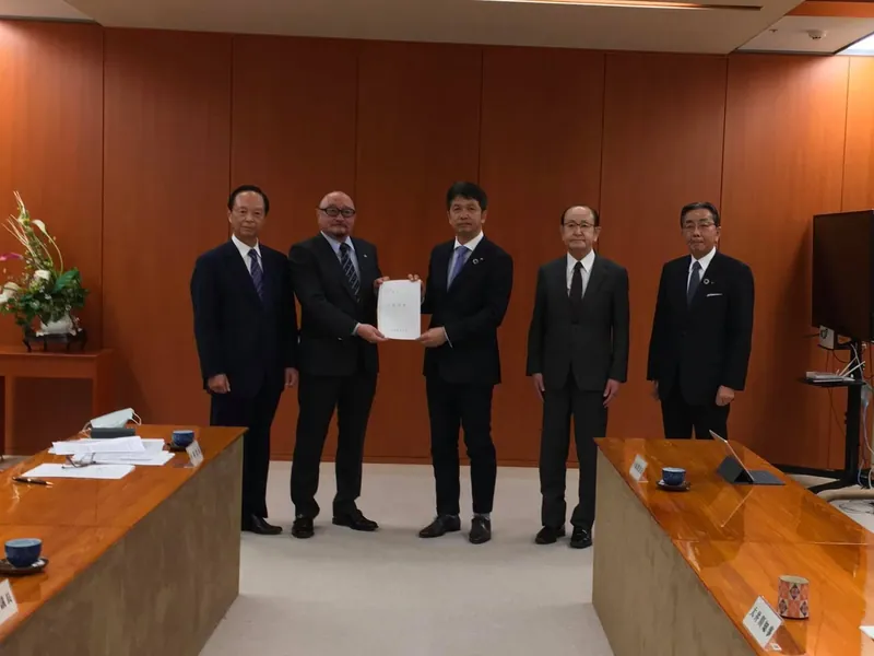 「茨城産業会議」による大井川知事への要望を手渡しました。の写真 4