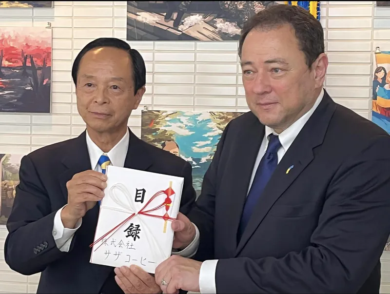 ウクライナ大使に義援金を贈呈の写真 1