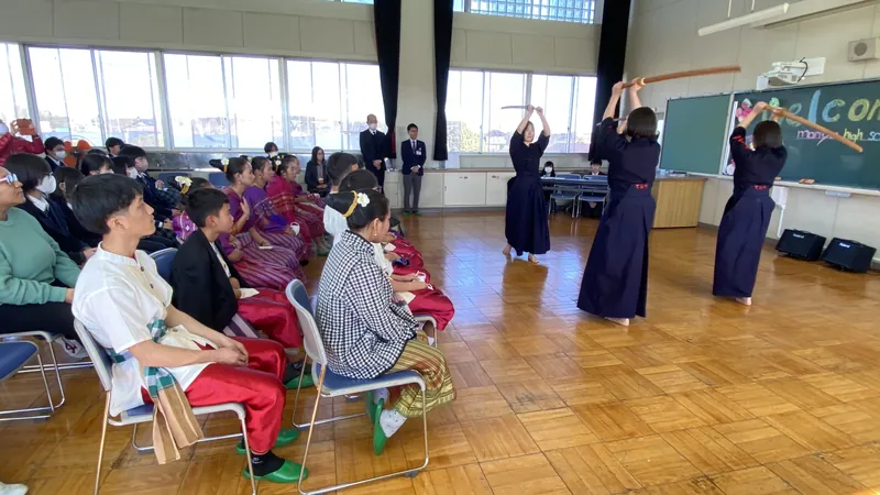 ラオスの踊りと日本一の剣道の写真 2