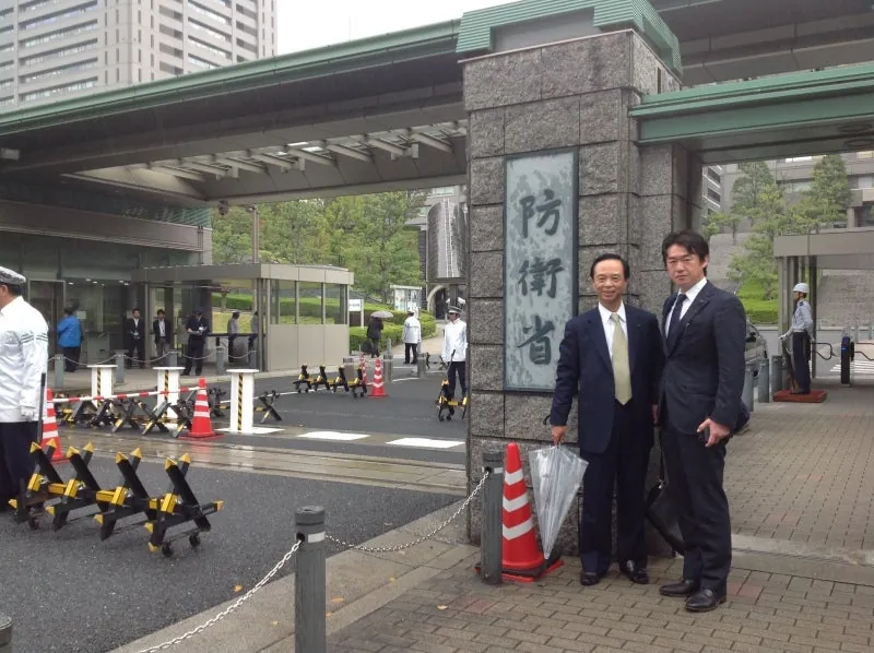 加藤先生と正門にて