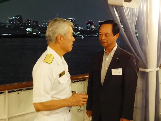 海上自衛隊の洋上懇談会。夜の艦上で