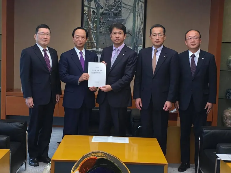 知事に行政監査報告書を手交の写真 1
