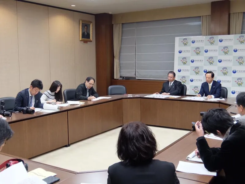 正副議長の記者会見の写真 3