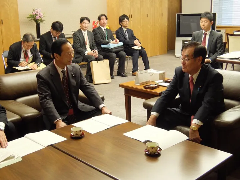 財務省と総務省へ意見書を提出の写真 4