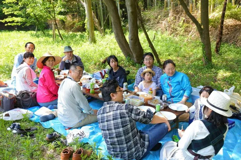 ミツバチと野外パーティの写真 3