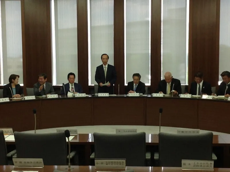 委員会の方針を述べる