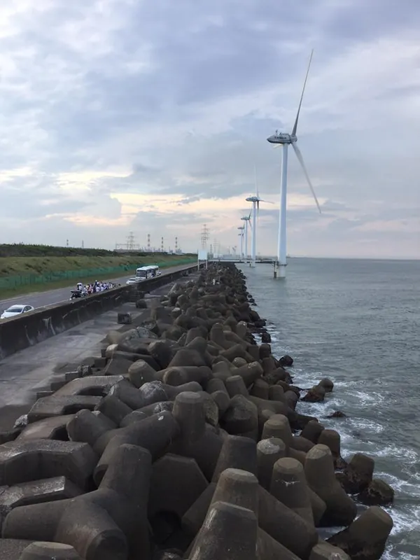 青山ゼミの視察　洋上風力発電所の写真 3