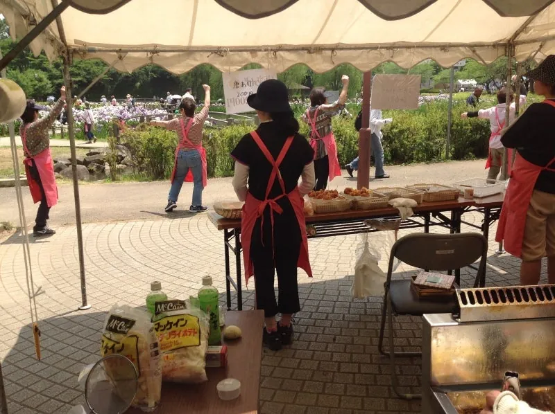 女性部のよさこい 衣装をつけると見違えますぞ