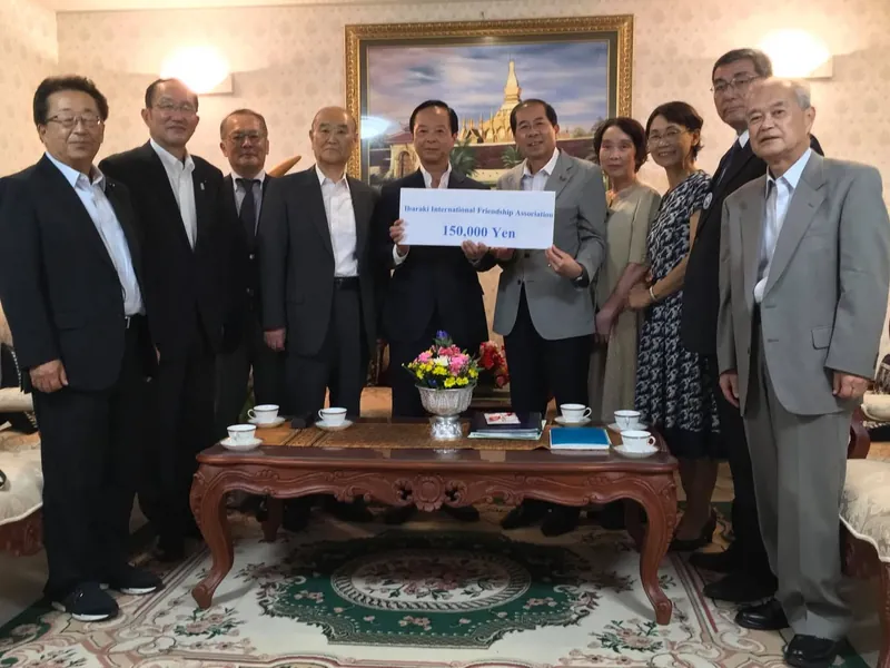 ラオス大使に洪水義援金を届けるの写真 1