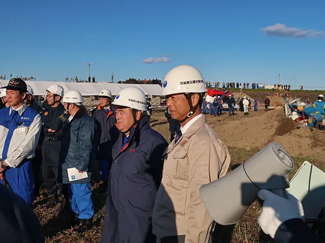 関東管区広域緊急援助隊総合訓練を視察の写真 4