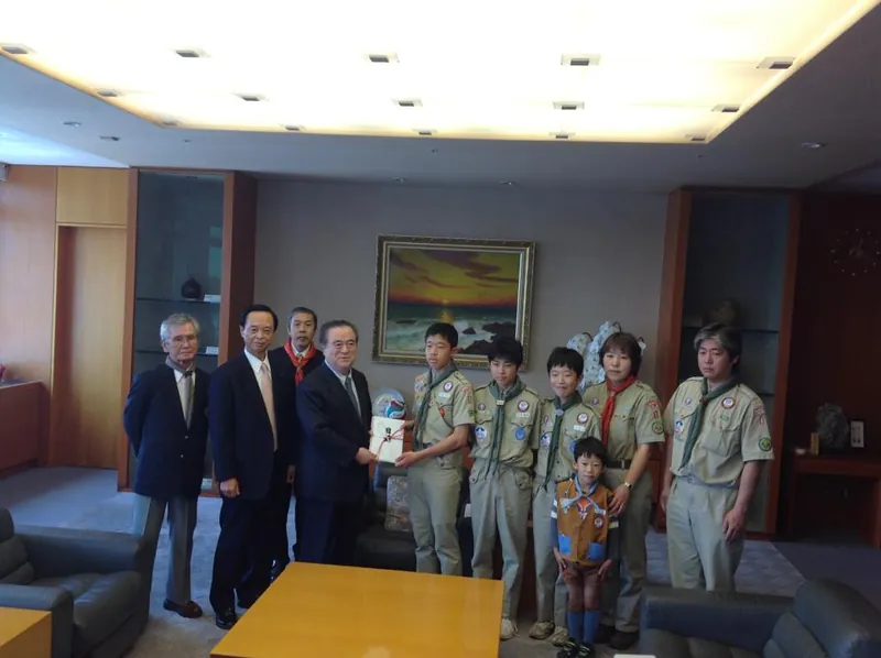 橋本知事に義援金の贈呈　ボーイスカウト守谷第一団の写真 6