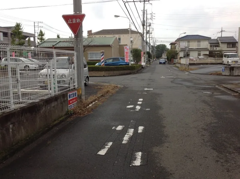 向こう側も道路標示が消えている