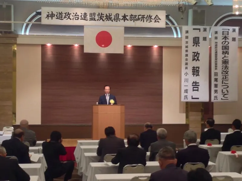 政調会長として県政報告をするの写真 1