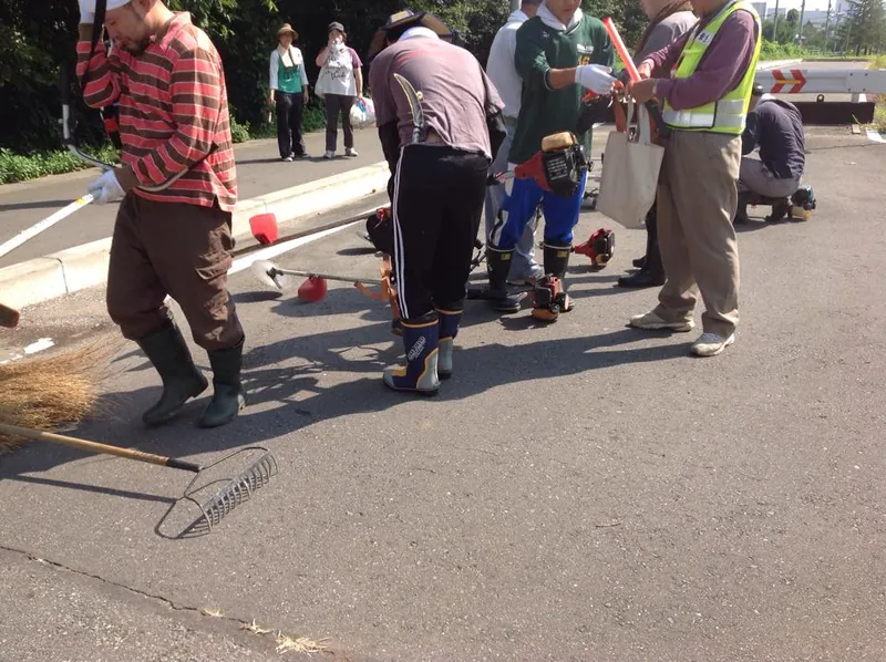 通学道路の草刈りの写真 1
