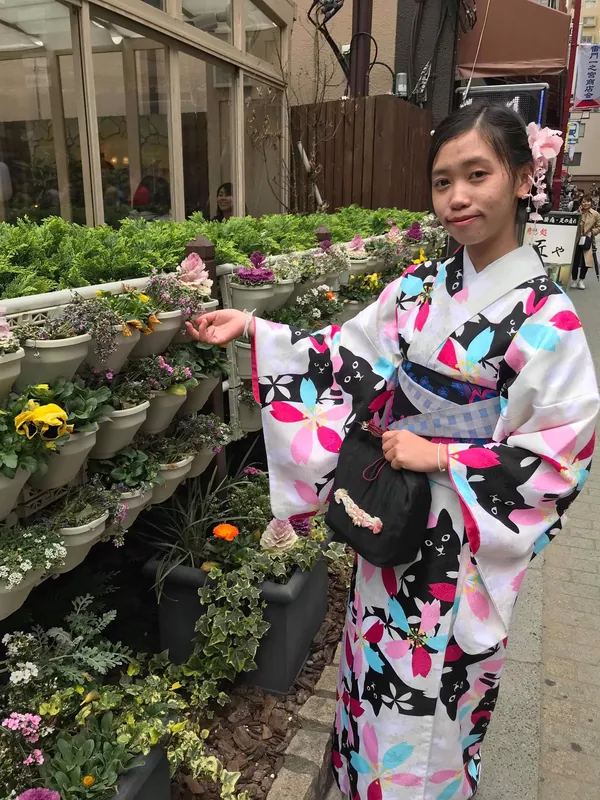 ラオスの学生が憧れの着物の写真 4