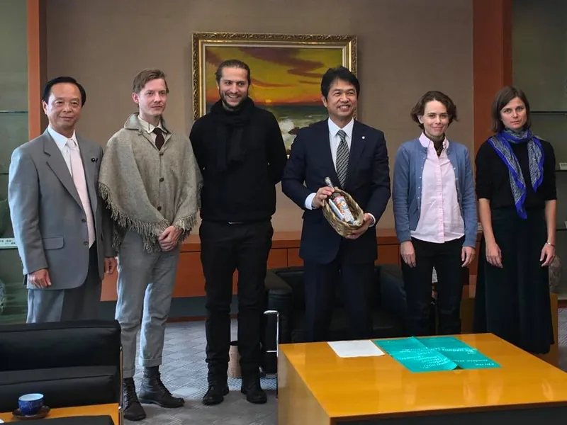 守谷で学ぶアーティスト4人が知事訪問の写真 2