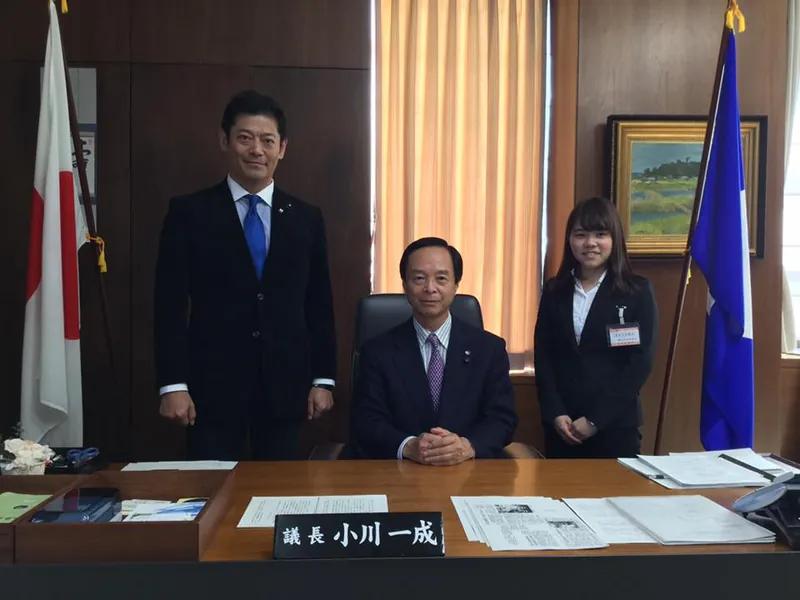 議長室へのお客様の写真 1
