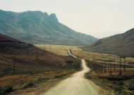 キルギス共和国 天山山脈の山懐、60km騎馬レースのスタート地点へ向かう