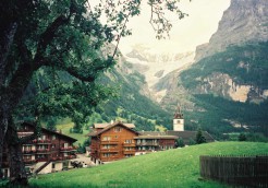スイス、アイガーの山麓に位置するグリンデルワルトの村