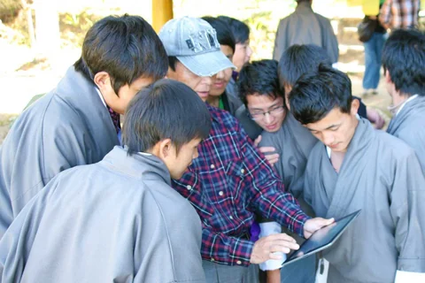 プナカの高校生がiPadに興味津々