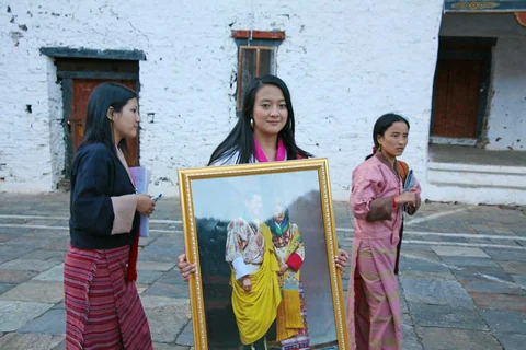 ワンチェック国王ご夫妻の写真を掲額するところ